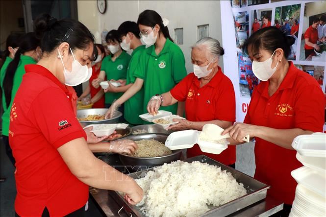 Những bữa cơm 0 đồng: Khi lòng tốt được tiếp lửa