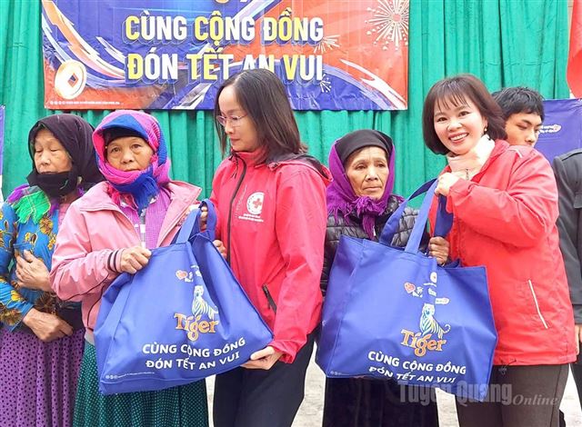 Tuyên Quang: 300 người dân xã Du Già được khám bệnh, nhận quà Tết từ Chương trình “Heineken Cares”