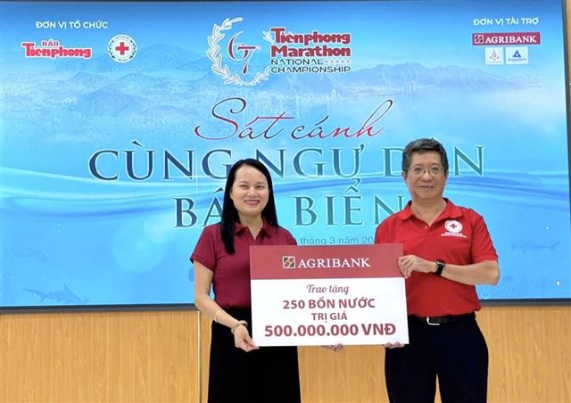 Trao hỗ trợ bồn nước, nhà tình nghĩa cho ngư dân Khánh Hòa