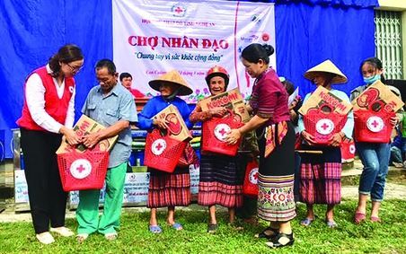 Chợ Nhân đạo - Tình người phiên chợ vùng cao