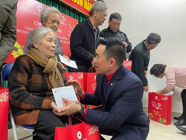 Trung ương Hội: Tặng quà “Tết Nhân ái”  tại phường Nguyễn Du