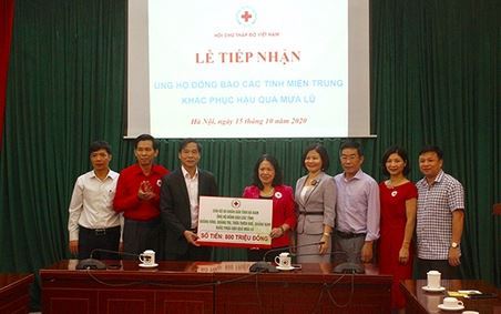 Hà Nam: Ủng hộ 800 triệu đồng giúp đỡ đồng bào miền Trung