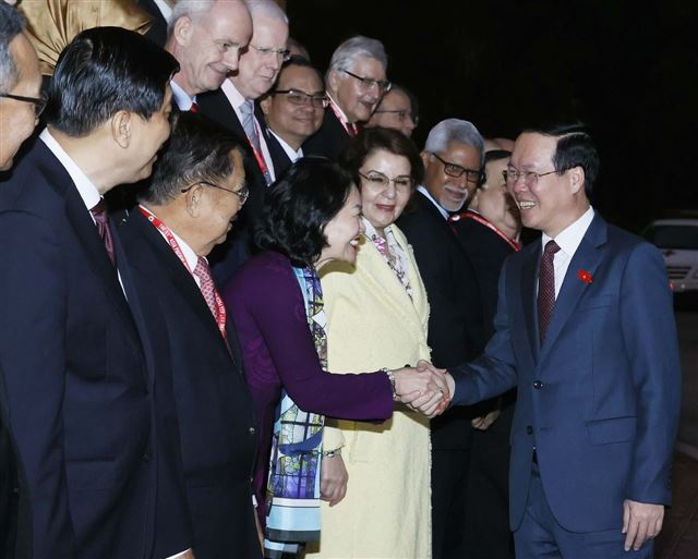 Chủ tịch nước gặp mặt Đoàn đại biểu quốc tế tham dự Hội nghị AP-11