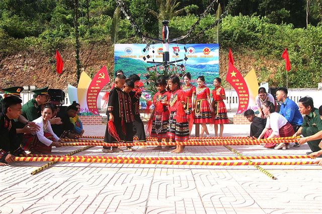 Trao tặng quà cho bà con Dân tộc Chứt huyện Hương Khê nhân dịp Tết Lấp lỗ 2024