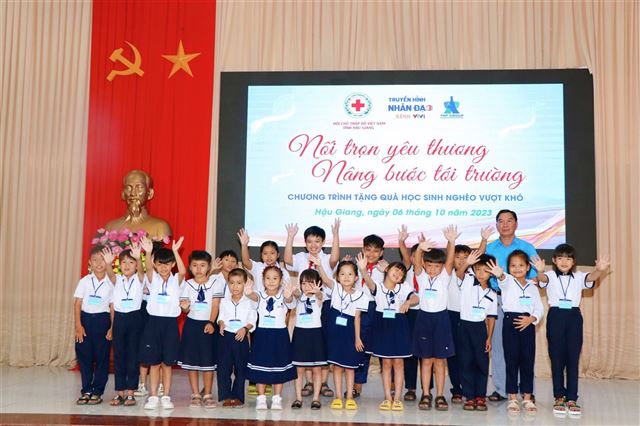 NỐI TRỌN YÊU THƯƠNG - Nâng bước tới trường