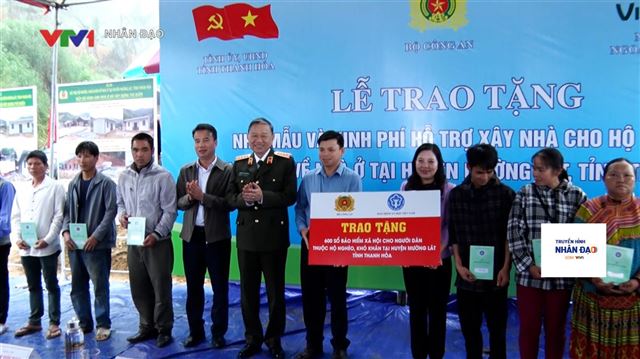Trao tặng sổ BHXH, thẻ BHYT và mang tết ấm đến với mọi người trong mùa xuân Giáp Thìn 2024 VTV1 Ngày 5.2.2024
