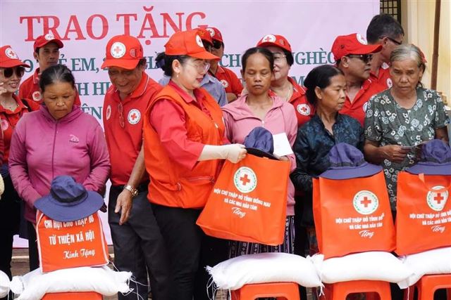 Bình Phước: Tặng 300 phần quà cho các em học sinh và người dân khó khăn tại huyện Phú Riềng