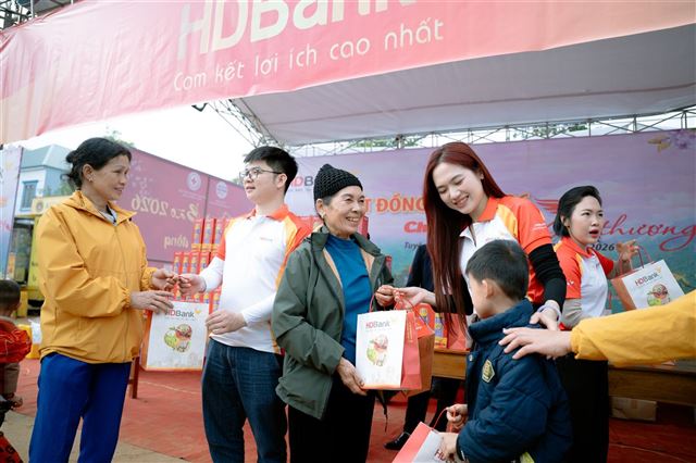 HDBank mang Tết sớm đến với đồng bào vùng cao
