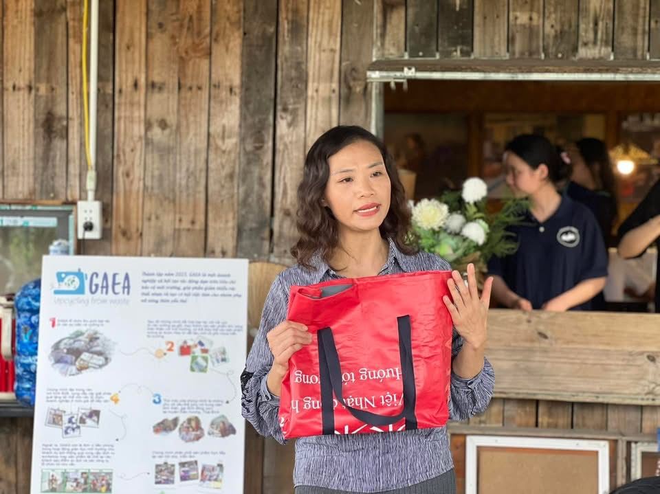 Giảng viên đại học biến rác thải thành sinh kế cho người yếu thế 