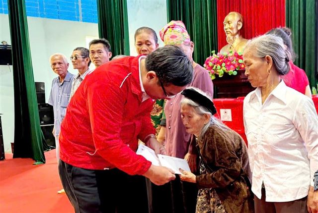 Trung ương Hội Chữ thập đỏ Việt Nam hỗ trợ người dân Nghệ An khắc phục hậu quả bão số 10