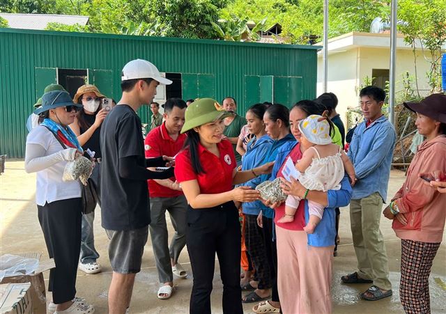 Nghệ An: Hàng nghìn phần quà đến với học sinh và người dân vùng lũ Nhôn Mai