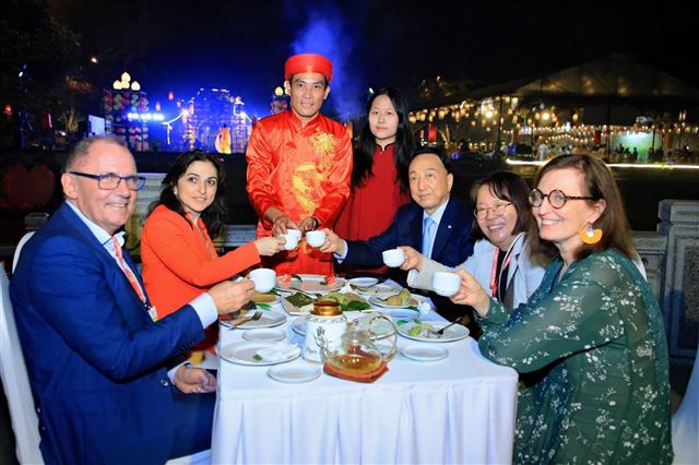 “Tiệc trà Di sản - Hương vị đất Tổ” giới thiệu nét văn hóa độc đáo với bạn bè quốc tế