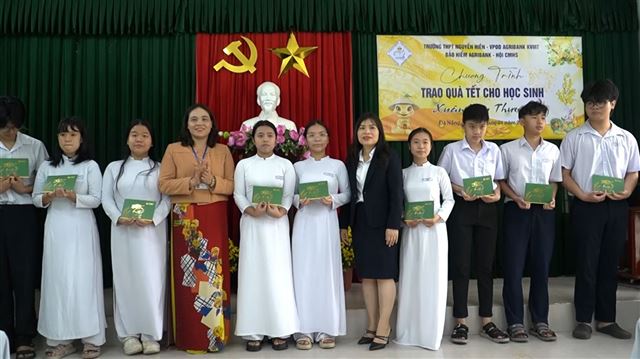 Quan tâm hỗ trợ HSSV có hoàn cảnh khó khăn để các em có điều kiện học tập tốt VTV1 Ngày 10.3.2025