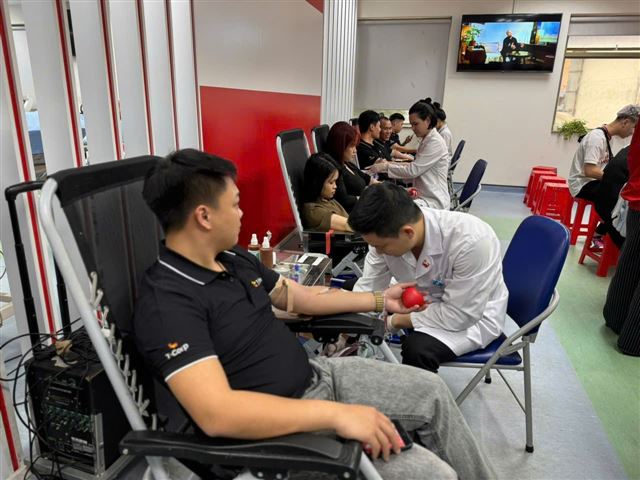 Đầu năm, thực hiện nghĩa cử hiến máu tại Lễ hội Xuân hồng