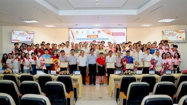 Tôn vinh các y, bác sỹ có nhiều lần hiến máu cứu người