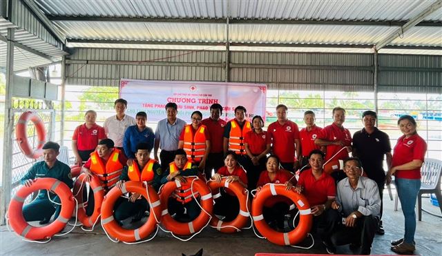Trao phao áo cứu sinh cho Đội phòng ngừa ứng phó thảm hoạ tại xã Tân Thạnh, huyện Thới Lai (Cần Thơ)