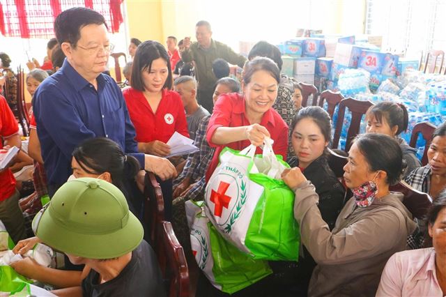 Trao hỗ trợ các hộ dân bị ảnh hưởng của bão số 3 tại Sóc Sơn