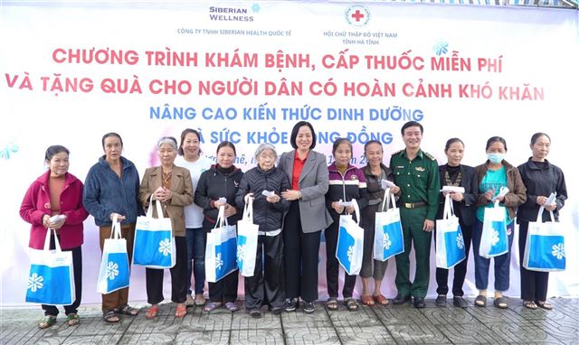 Hội Chữ thập đỏ Hà Tĩnh phối hợp với công ty TNHH Siberian Health Quốc tế thăm khám sức khỏe và tặng quà