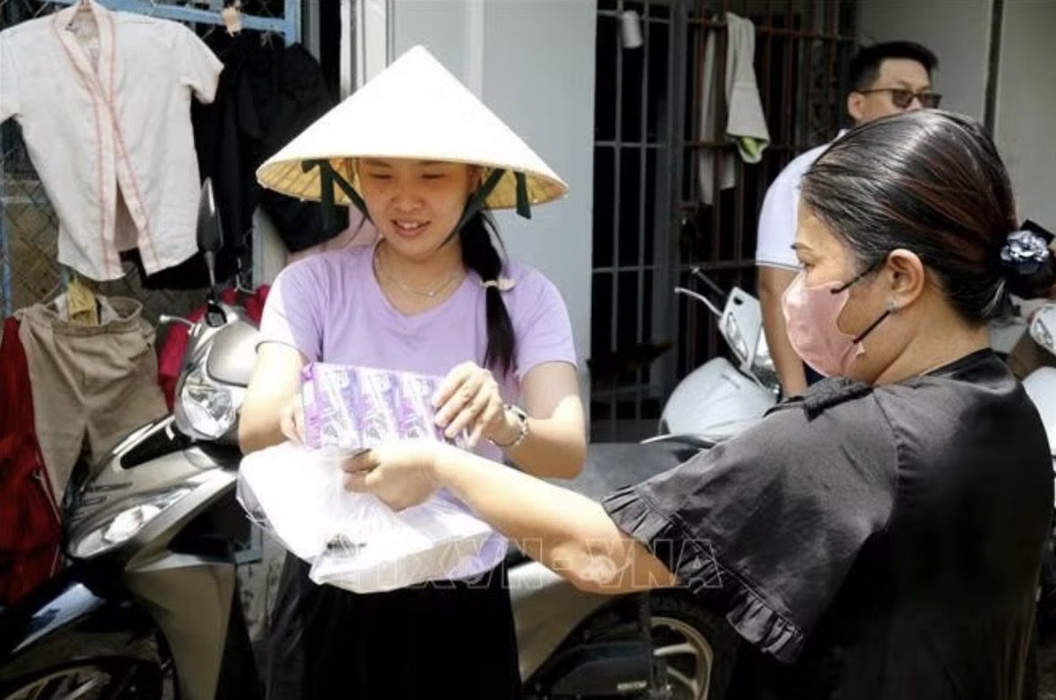 Hàng trăm suất ăn miễn phí hỗ trợ người dân vùng ngập lụt