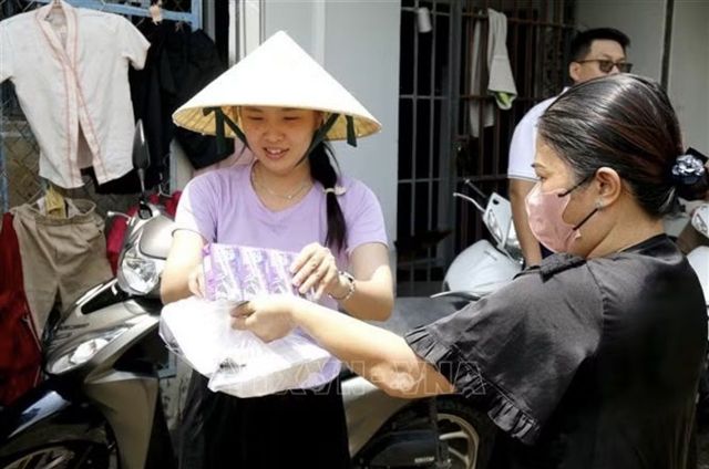 Hàng trăm suất ăn miễn phí hỗ trợ người dân vùng ngập lụt
