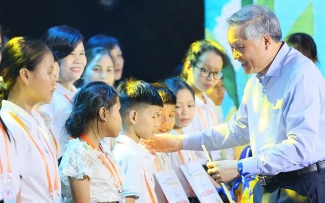 7.910 trẻ mồ côi khó khăn được cam kết nhận đỡ đầu mới từ năm 2023