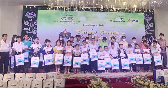 “Thắp sáng những ước mơ” lần thứ 8 tặng học bổng 100 trẻ em vượt khó