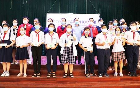 TP Hồ Chí Minh: Hơn 1,2 tỷ đồng trao tặng cho các học sinh, sinh viên có hoàn cảnh khó khăn