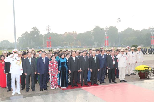 2.300 đại biểu dự Đại hội thi đua yêu nước toàn quốc lần thứ X vào Lăng viếng Chủ tịch Hồ Chí Minh