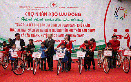 Chợ Nhân đạo lưu động – Xuân yêu thương nơi địa đầu Tổ quốc