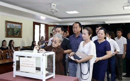 Nghĩa tình người Việt tại Lào với đồng bào miền Trung