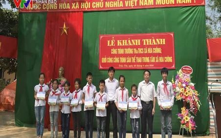 Tin Ton Hoa sen tang qua cho hoc sinh ngay 9 7 2018