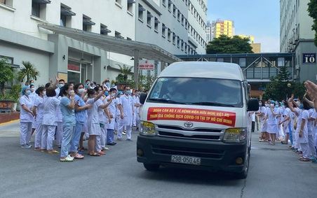 Đoàn quân áo trắng của Bệnh viện Hữu Nghị lên đường hỗ trợ TP Hồ Chí Minh chống dịch