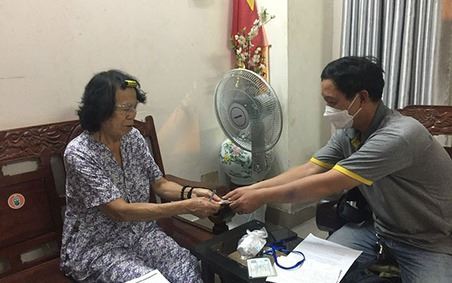 TP.HCM: Khuyến khích người dân nhận chế độ bảo hiểm xã hội, trợ thất nghiệp qua thanh toán không dùng tiền mặt