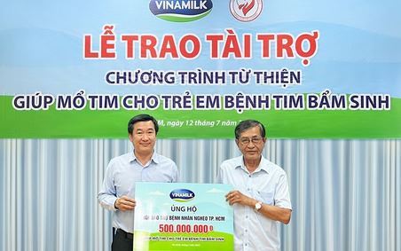 Vinamilk tiếp tục ủng hộ Hội Bảo trợ Bệnh nhân nghèo TP.HCM 500 triệu đồng cho các bệnh nhi nghèo mổ tim