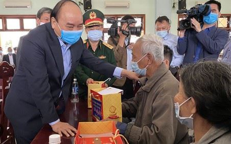 Trình Chủ tịch nước tặng quà cho người có công dịp Tết Nguyên đán 2023