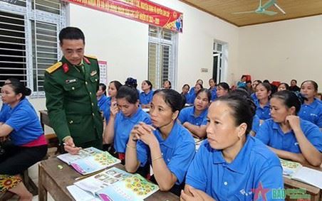 Bộ đội giúp dân học chữ
