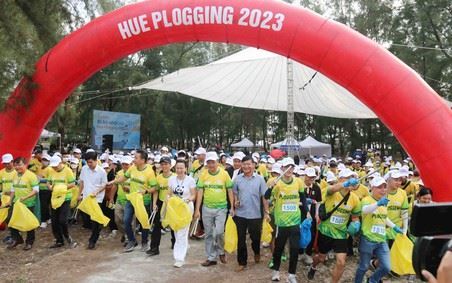 Huế: Hàng trăm người đi bộ nhặt rác hưởng ứng Ngày Môi trường thế giới