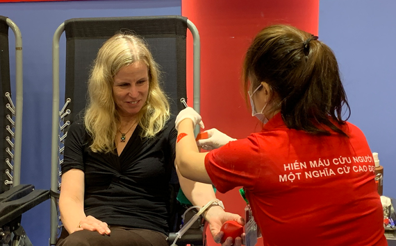 Đại biện Mỹ tại Việt Nam tham gia hiến máu nhân đạo, trao món quà của sự sống