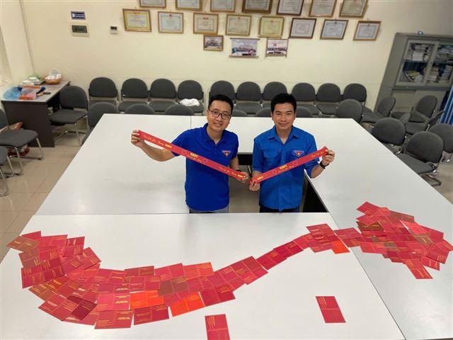 Bản đồ Việt Nam được xếp từ 63 giấy chứng nhận hiến máu của cán bộ y tế