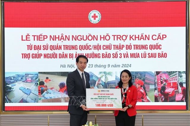 Tiếp nhận 100.000 USD từ Đại sứ quán Trung Quốc ủng hộ người dân vùng bão, lũ