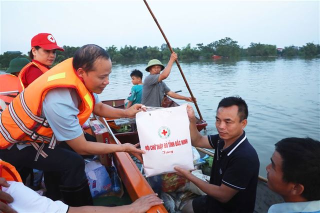 Bắc Ninh: Trao hơn 3.000 suất quà hỗ trợ người dân vùng lũ