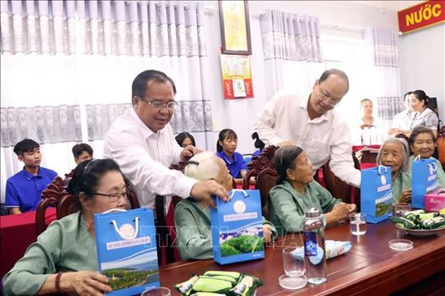 Thăm, tặng quà người yếu thế, chăm sóc mắt cho cựu chiến binh