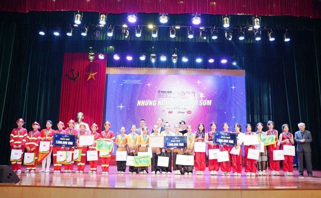 Trao giải Cuộc thi “Những ngôi sao buổi sớm”