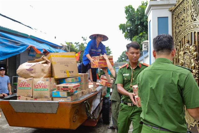 Công an TP Hà Nội hỗ trợ người dân vùng ngập lụt