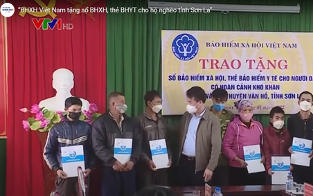 “BHXH Việt Nam tặng sổ BHXH, thẻ BHYT cho hộ nghèo tỉnh Sơn La”