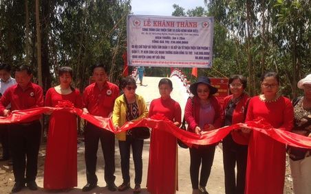 Niềm vui trên chiếc cầu mới của người dân xã Lương Nghĩa