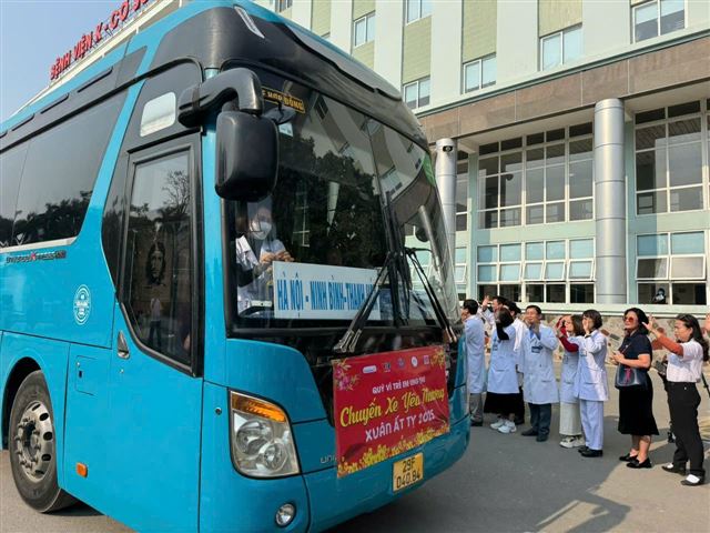 Ấm áp những Chuyến xe yêu thương đưa người bệnh ung thư nghèo về ăn Tết