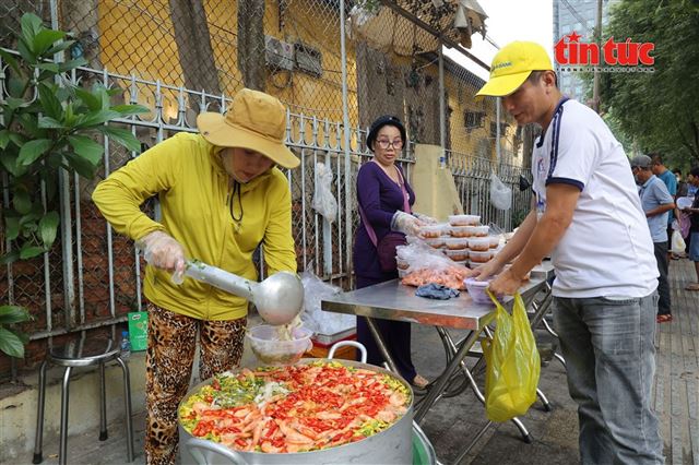 Trạm cơm nghĩa tình tám năm bền bỉ mang bữa cơm ấm đến bệnh nhân