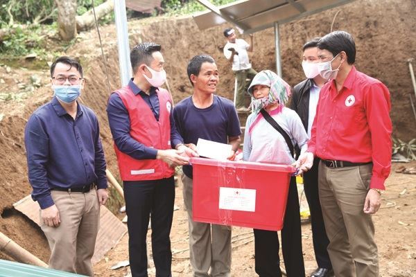 Hội CTĐ Việt Nam chia sẻ khó khăn với người dân bị ảnh hưởng do mưa đá, giông lốc