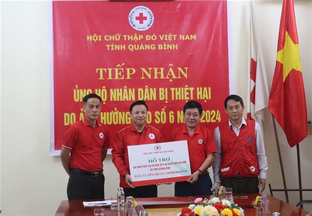 Trung ương Hội cứu trợ người dân tỉnh Quảng Bình bị ảnh hưởng mưa lũ